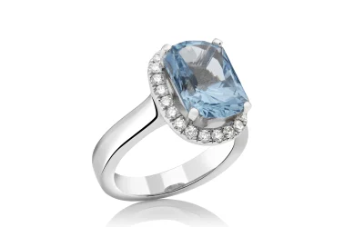 Een blauwe spinel, gezet in een setting van briljanten. Deze solitair ring is gemaakt van wit goud.