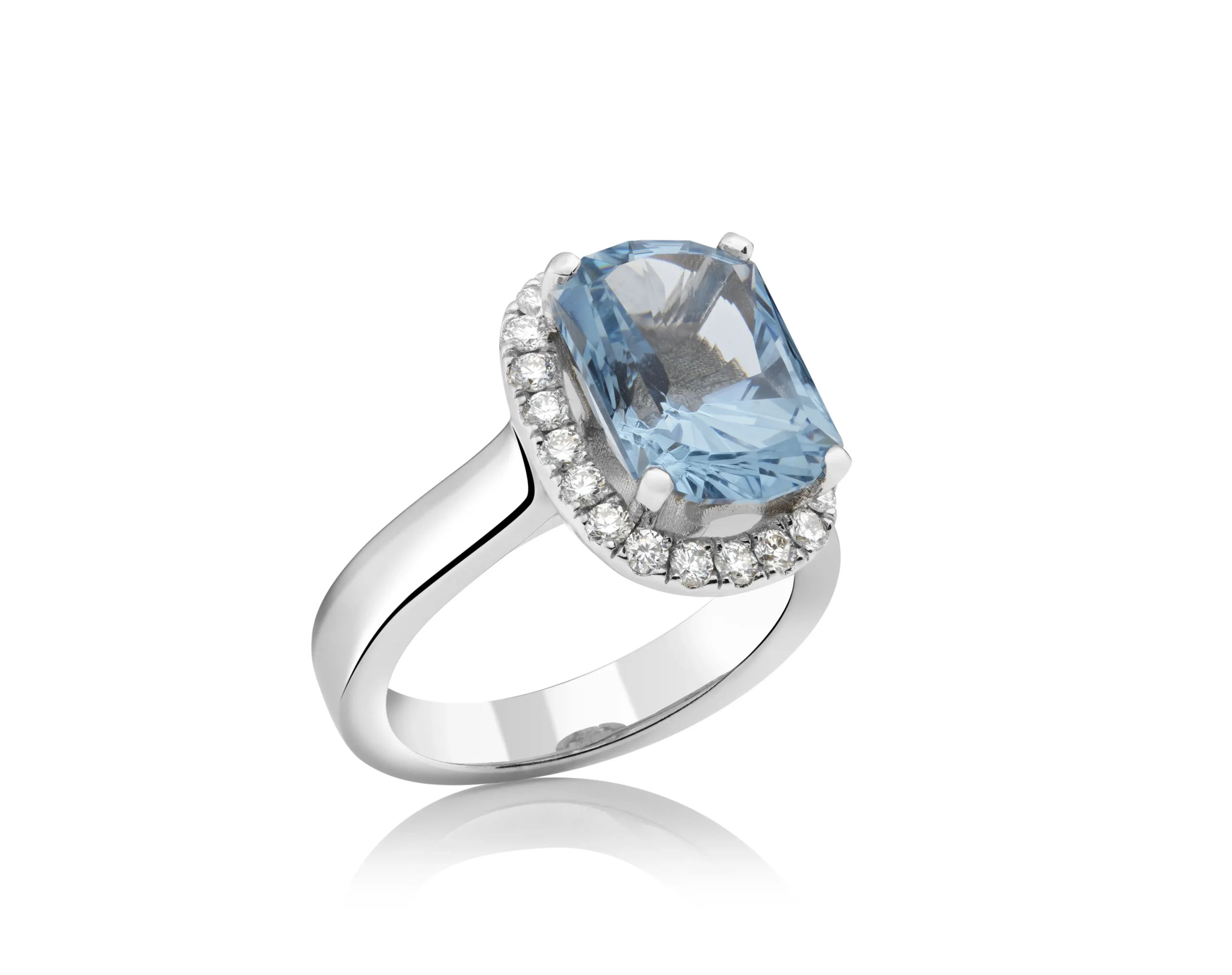 Een blauwe spinel, gezet in een setting van briljanten. Deze solitair ring is gemaakt van wit goud.